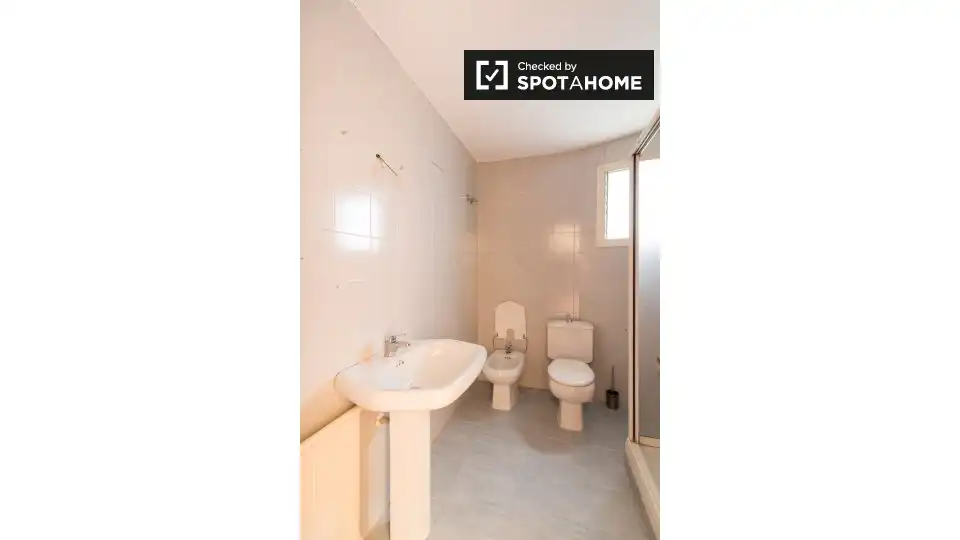 Bathroom of Flat for share in Barcelona  with Air Conditioner, Heating and Furnished