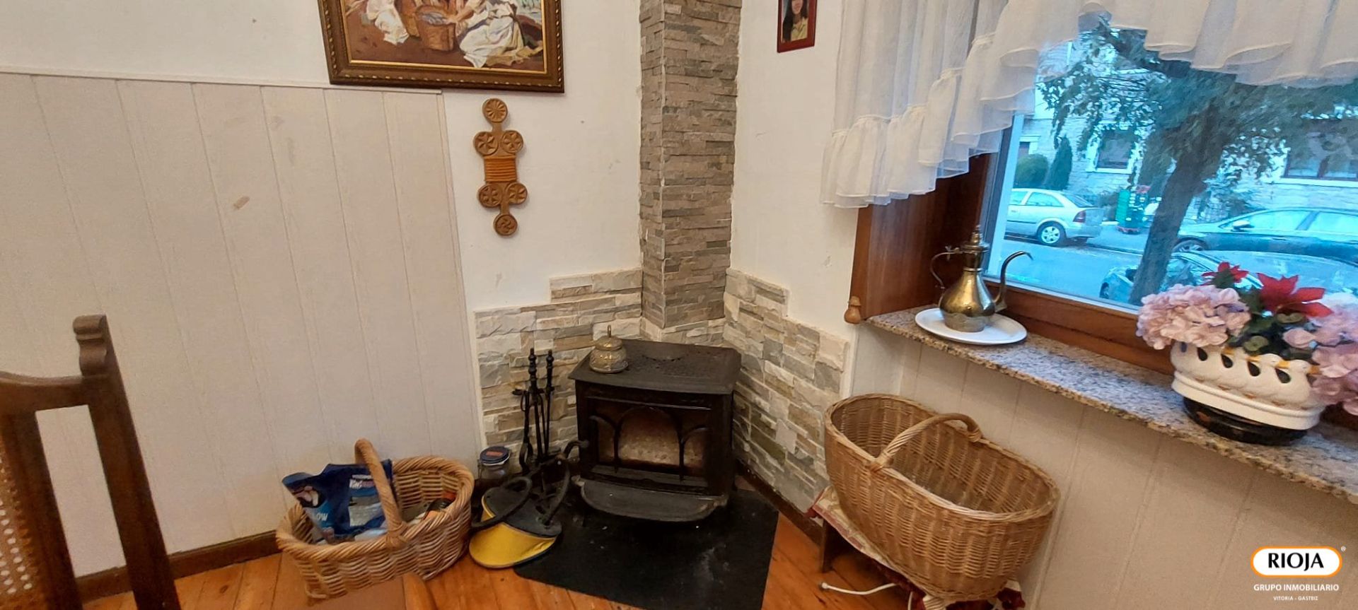 Sala d'estar de Casa adosada en venda en Vitoria - Gasteiz amb Calefacció, Jardí privat i Parquet