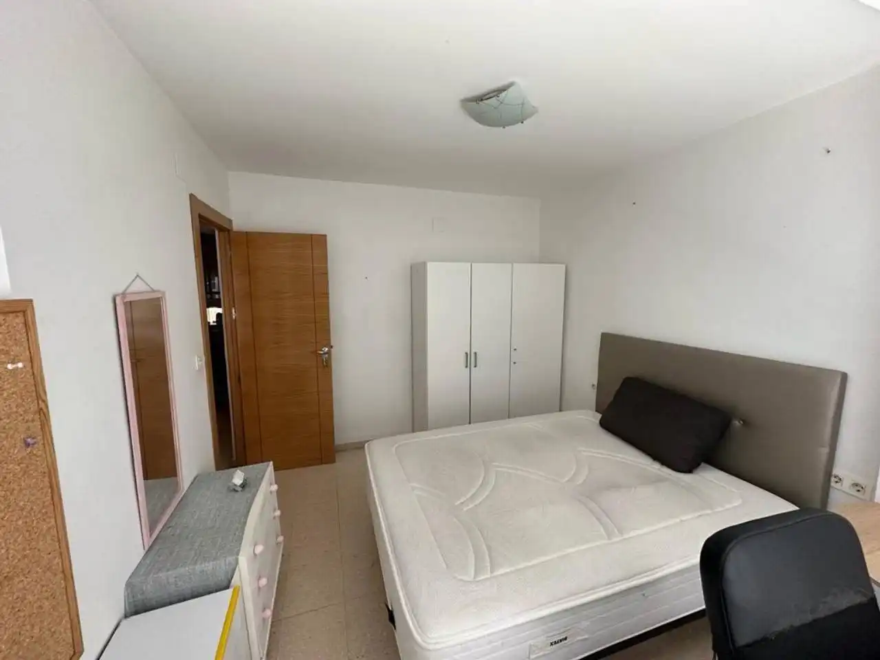Schlafzimmer von Wohnung zur Miete in Granada mit Möbliert und Balkon
