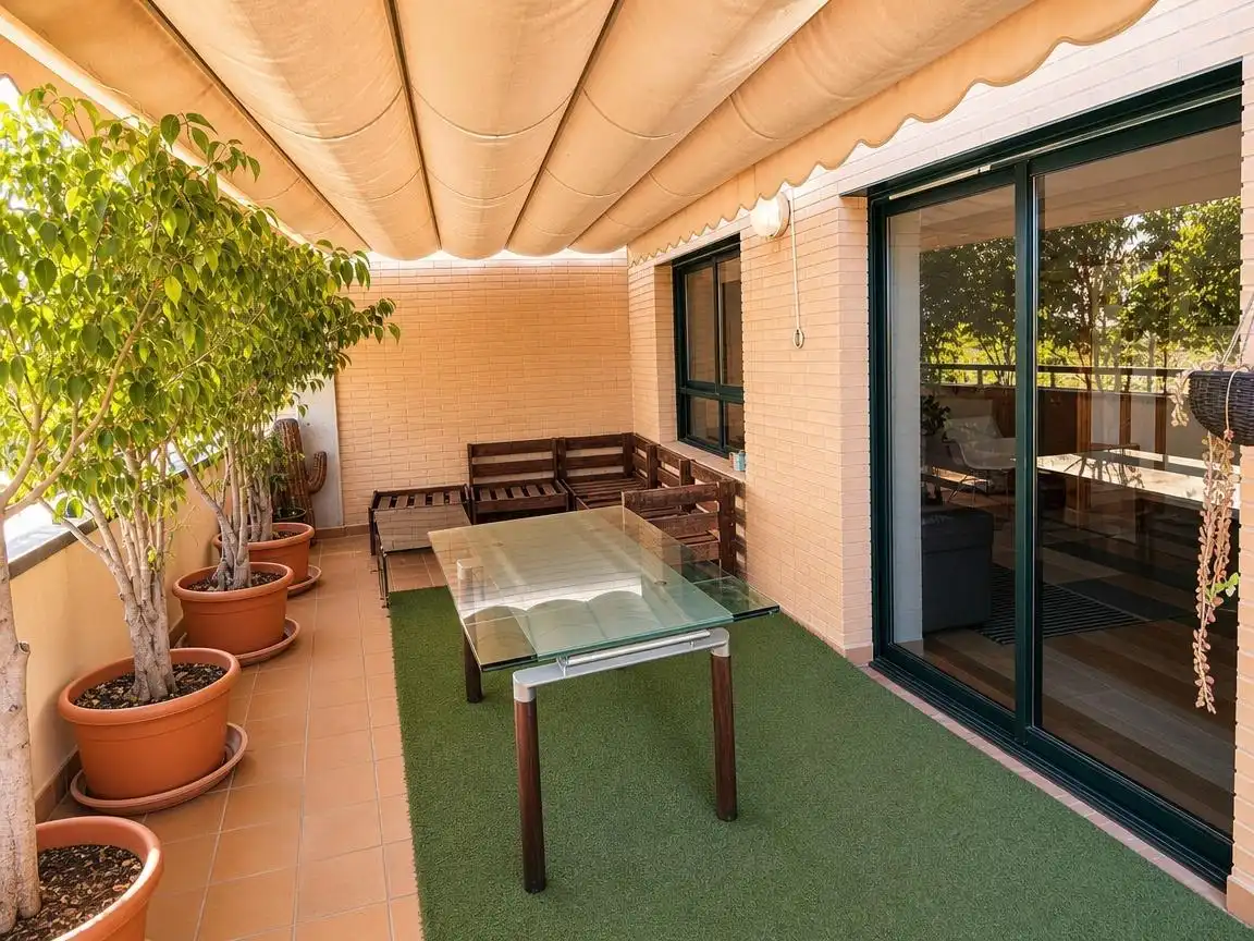 Terrasse von Dachboden zur Miete in Alicante / Alacant mit Terrasse, Abstellraum und Möbliert