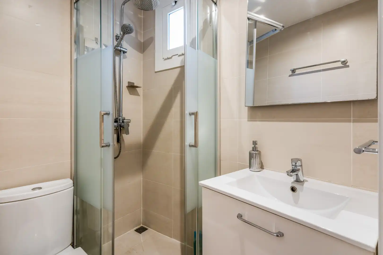 Badezimmer von Wohnung zum Verkauf in Barcelona mit Klimaanlage, Heizung und Balkon
