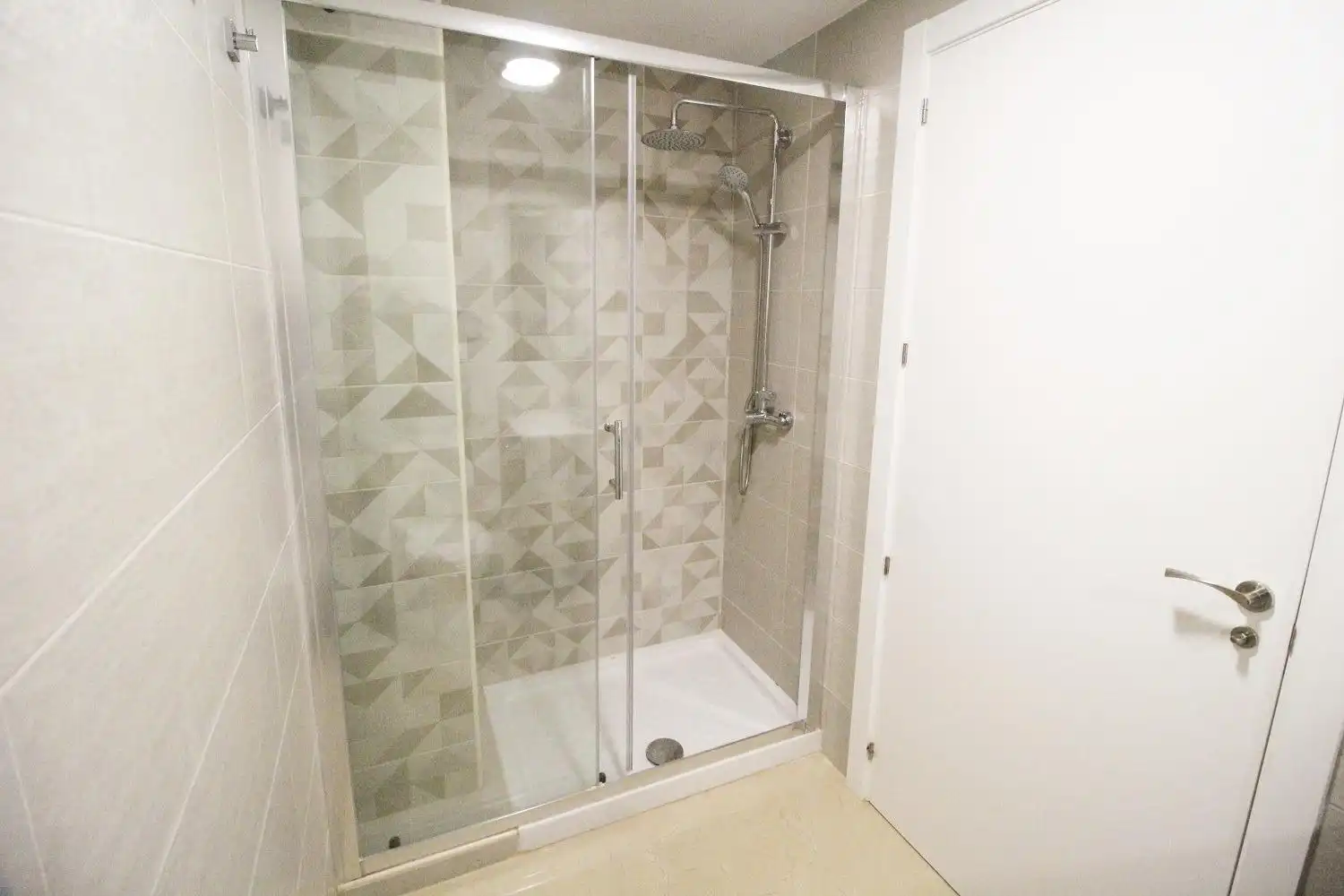Badezimmer von Wohnungen zum Verkauf in Oropesa del Mar / Orpesa mit Klimaanlage, Privatgarten und Terrasse