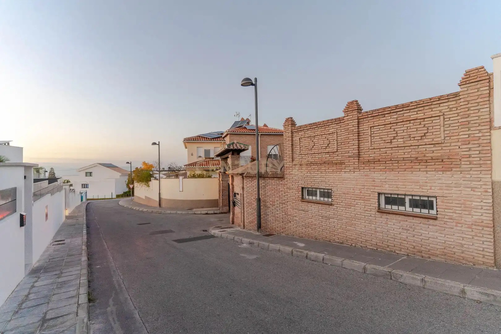 Vista exterior de Casa adosada en venda en La Zubia amb Aire condicionat, Jardí privat i Traster