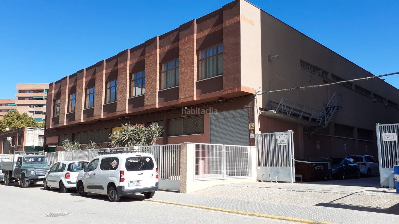 Vista exterior de Nau industrial de lloguer en Esplugues de Llobregat