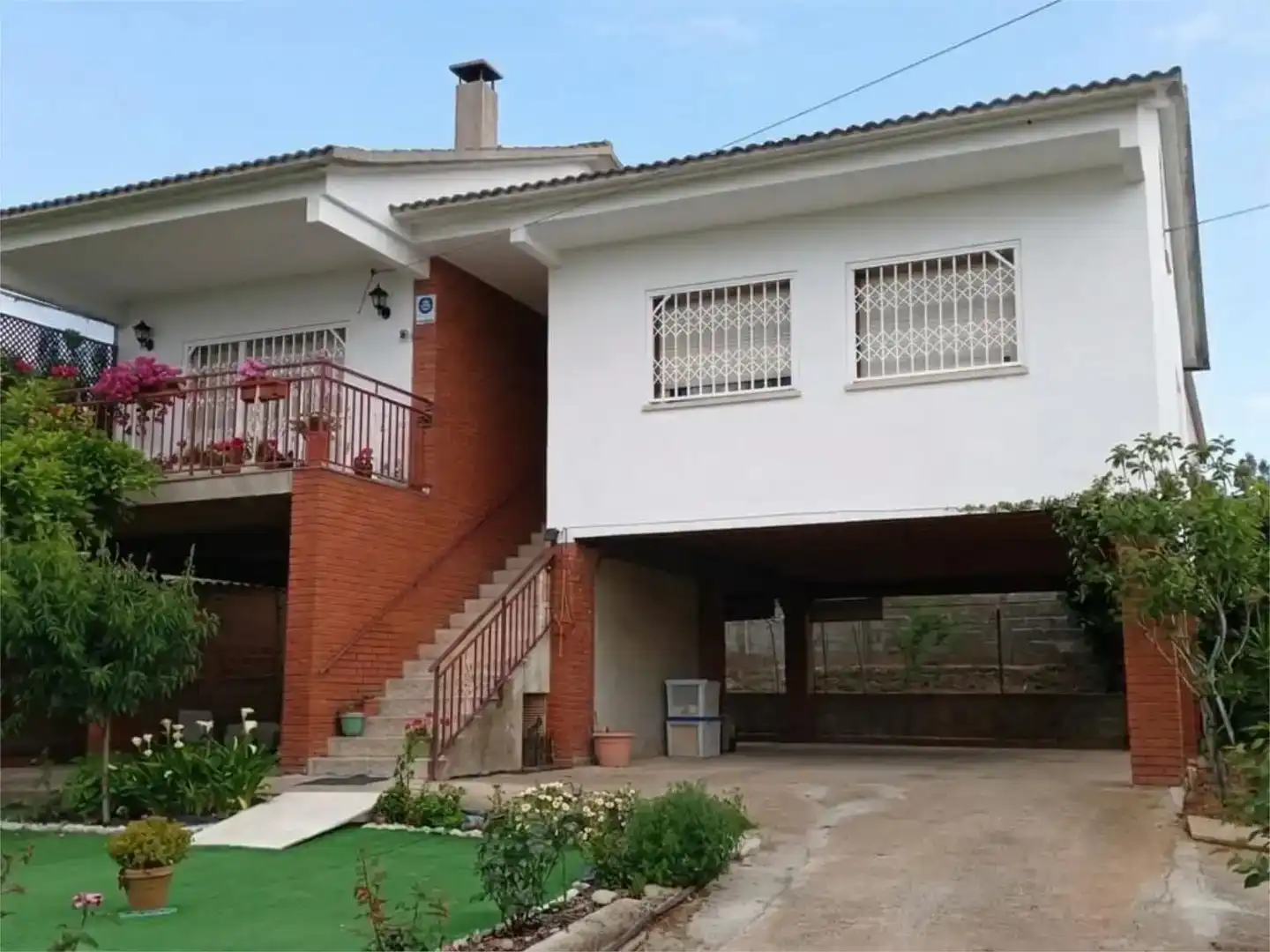 Vista exterior de Casa o xalet en venda en Barberà del Vallès amb Balcó