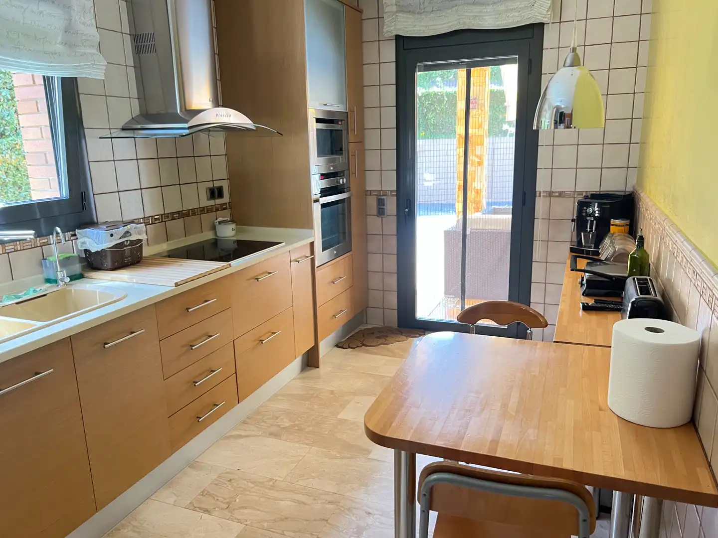 Cuina de Casa o xalet en venda en La Roca del Vallès amb Aire condicionat, Calefacció i Jardí privat