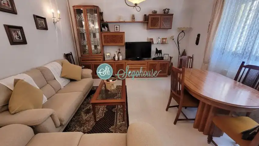 Sala d'estar de Casa o xalet en venda en Segovia amb Calefacció, Parquet i Terrassa
