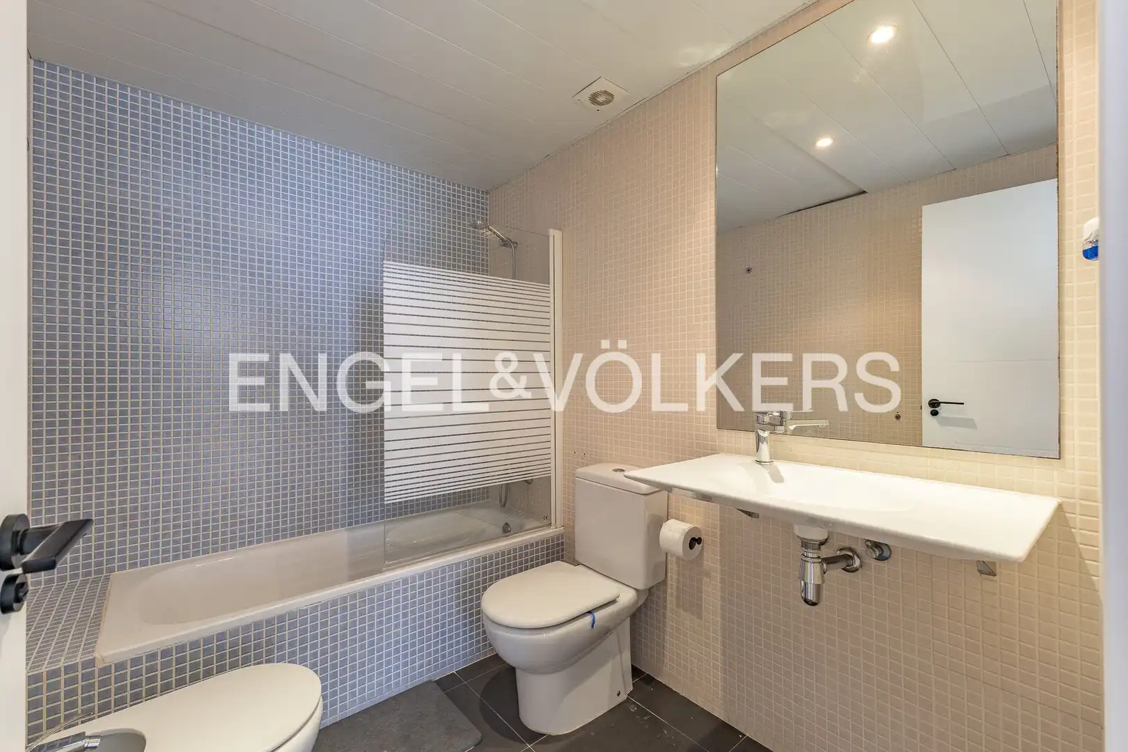 Bathroom of Flat for sale in Sabadell  with Air Conditioner, Heating and Parquet flooring