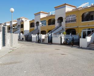 Vista exterior de Casa adosada en venda en Orihuela amb Aire condicionat, Calefacció i Terrassa
