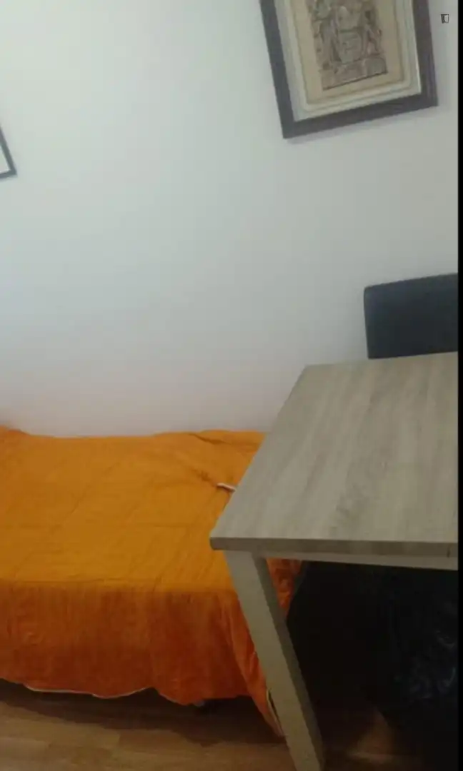 Dormitori de Apartament per a compartir en Barcelona amb Moblat, Forn i Rentadora