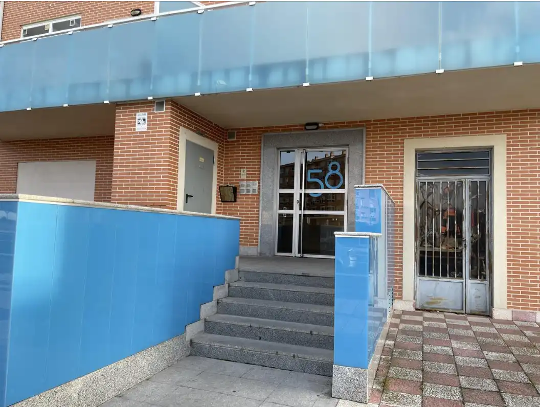 Vista exterior de Local en venta en Ávila