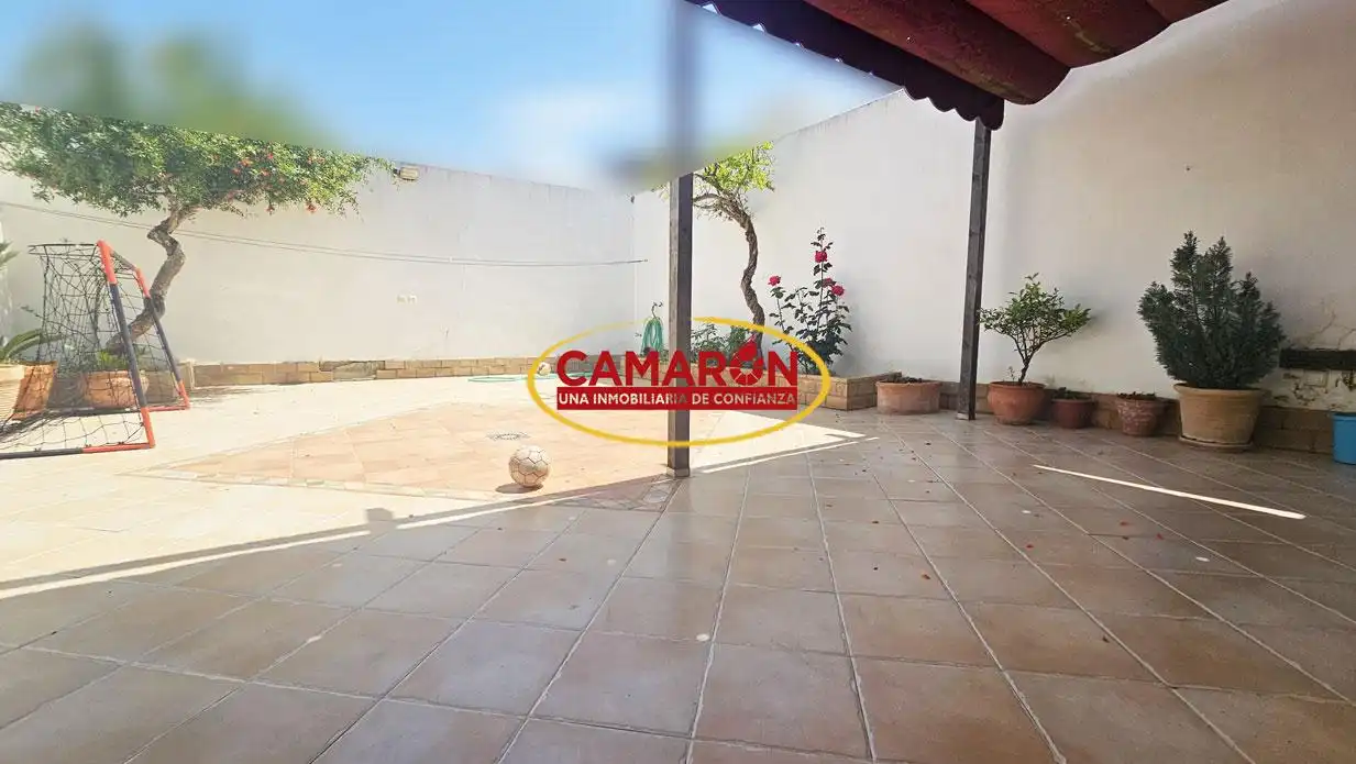 Garden of Houses for sale in Coria del Río