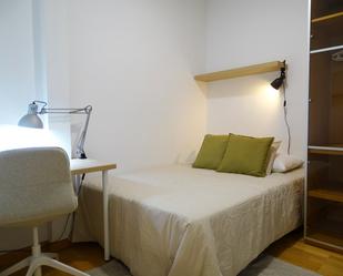 Bedroom of Flat to share in  Barcelona Capital  with Air Conditioner, Heating and Parquet flooring