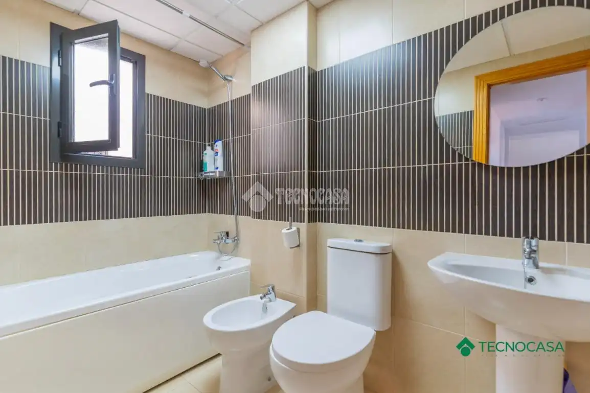 Badezimmer von Wohnung zum Verkauf in Vícar mit Klimaanlage, Parkett und Terrasse
