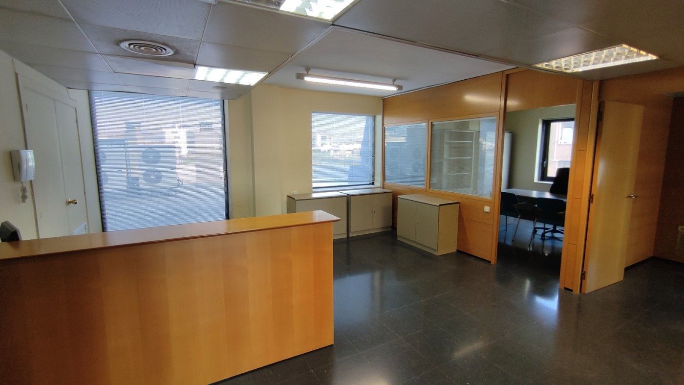 Oficina de lloguer en Cornellà de Llobregat amb Aire condicionat, Calefacció i Moblat