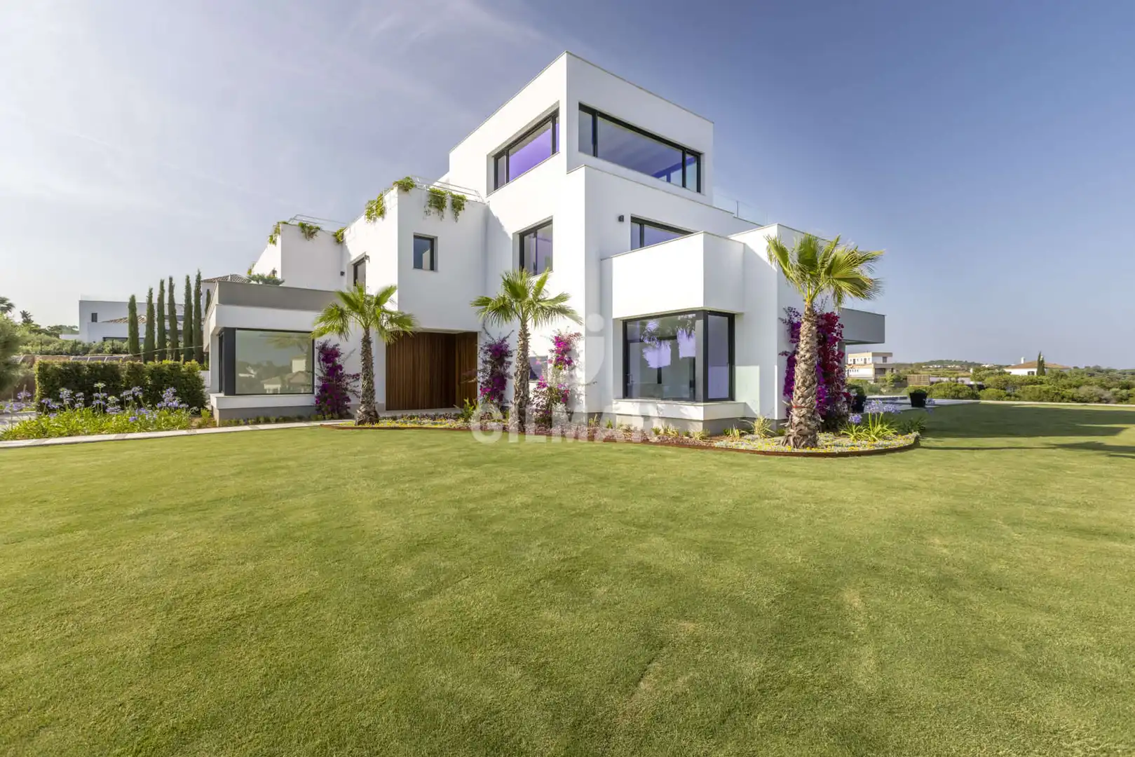 Vista exterior de Casa o xalet en venda en Sotogrande amb Calefacció, Jardí privat i Piscina