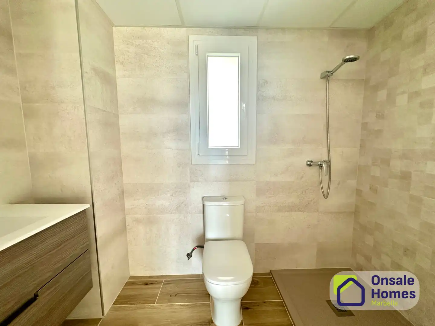 Badezimmer von Dachboden zur Miete in Marbella mit Klimaanlage, Terrasse und Abstellraum
