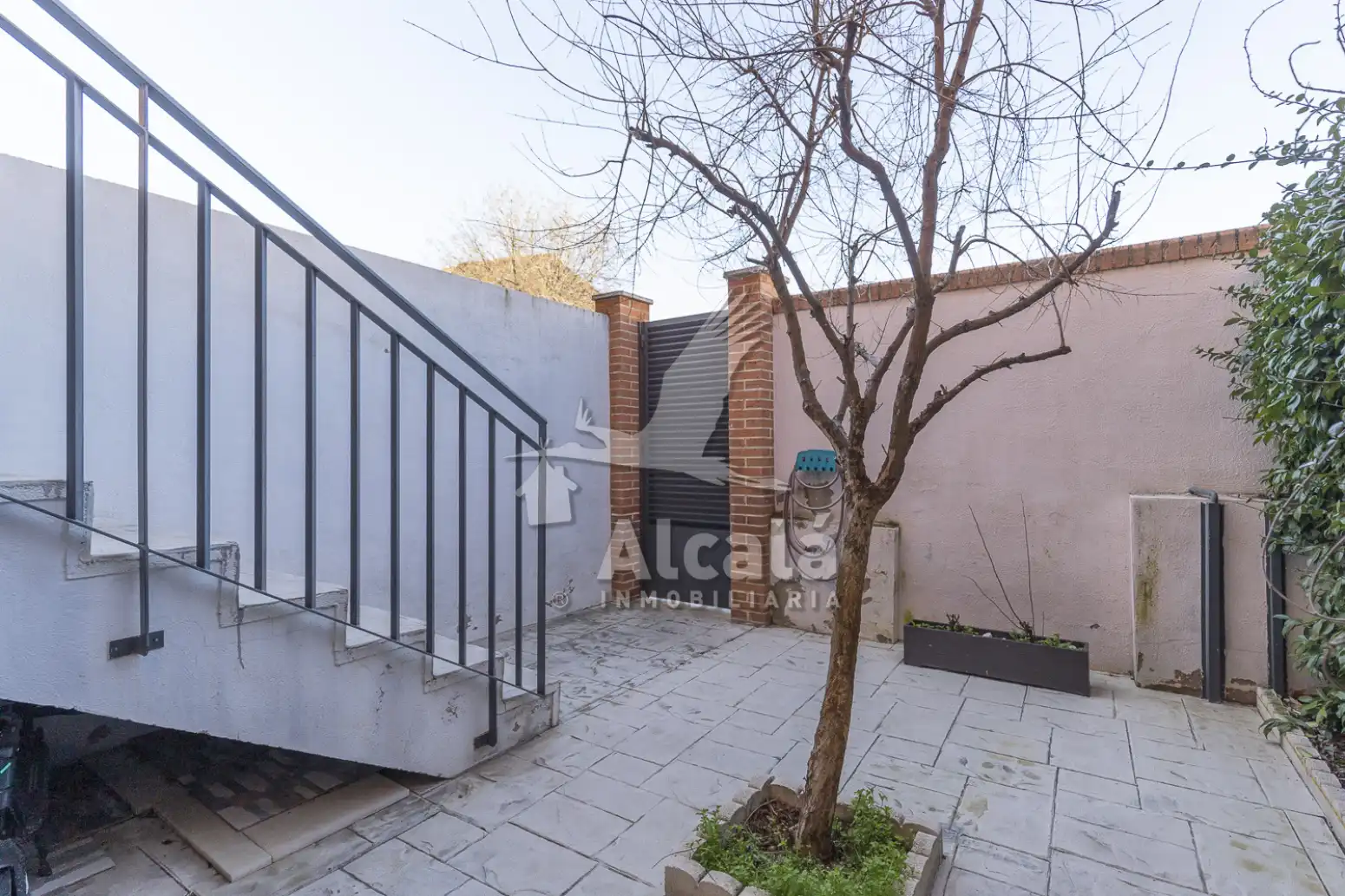 Vista exterior de Casa o xalet en venda en Alcalá de Henares amb Aire condicionat, Calefacció i Jardí privat