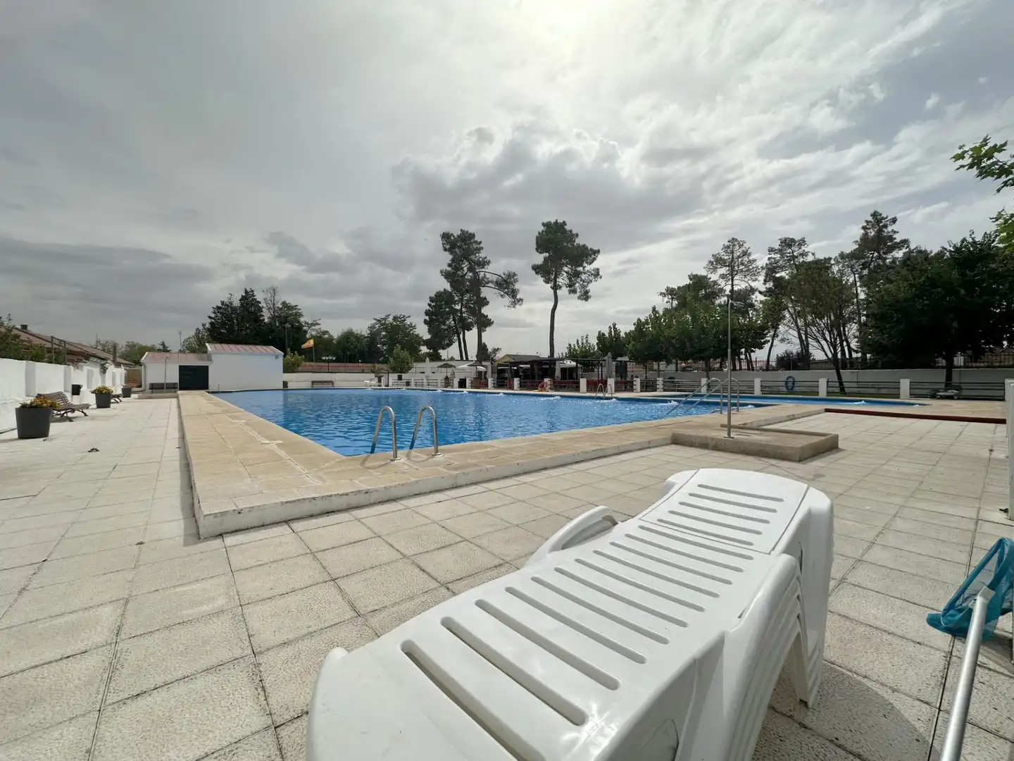 Piscina de Casa adosada en venda en Sanchidrián amb Parquet, Moblat i Piscina comunitària
