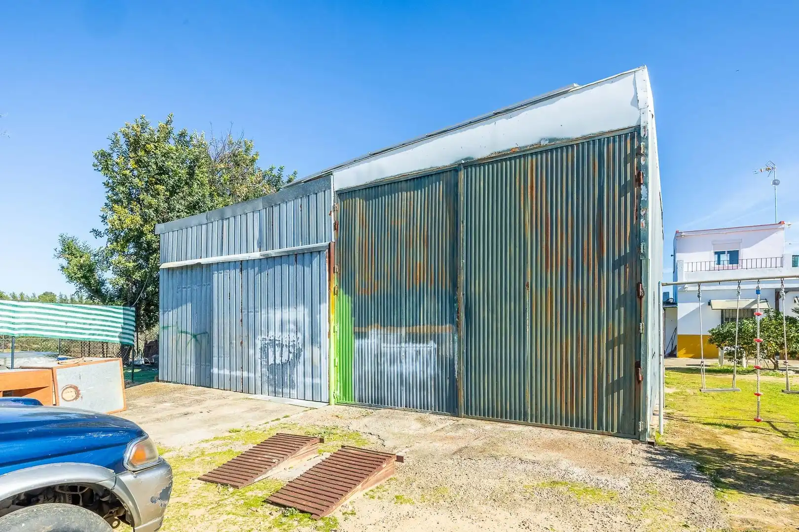 Vista exterior de Finca rústica en venda en Alcalá de Guadaira amb Aire condicionat i Piscina