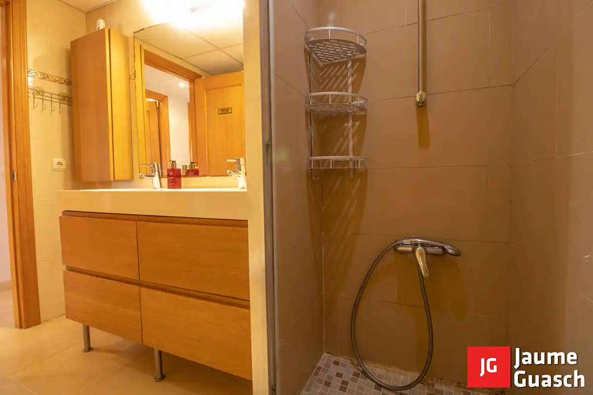 Badezimmer von Wohnung zum Verkauf in Torredembarra mit Klimaanlage, Heizung und Balkon