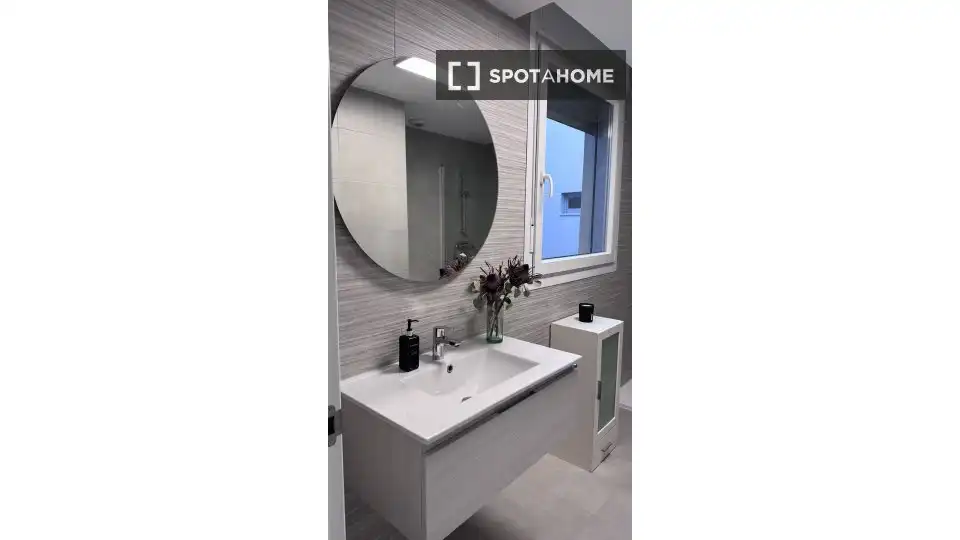 Baño de Piso para compartir en Alcalá de Henares con Aire acondicionado, Calefacción y Amueblado
