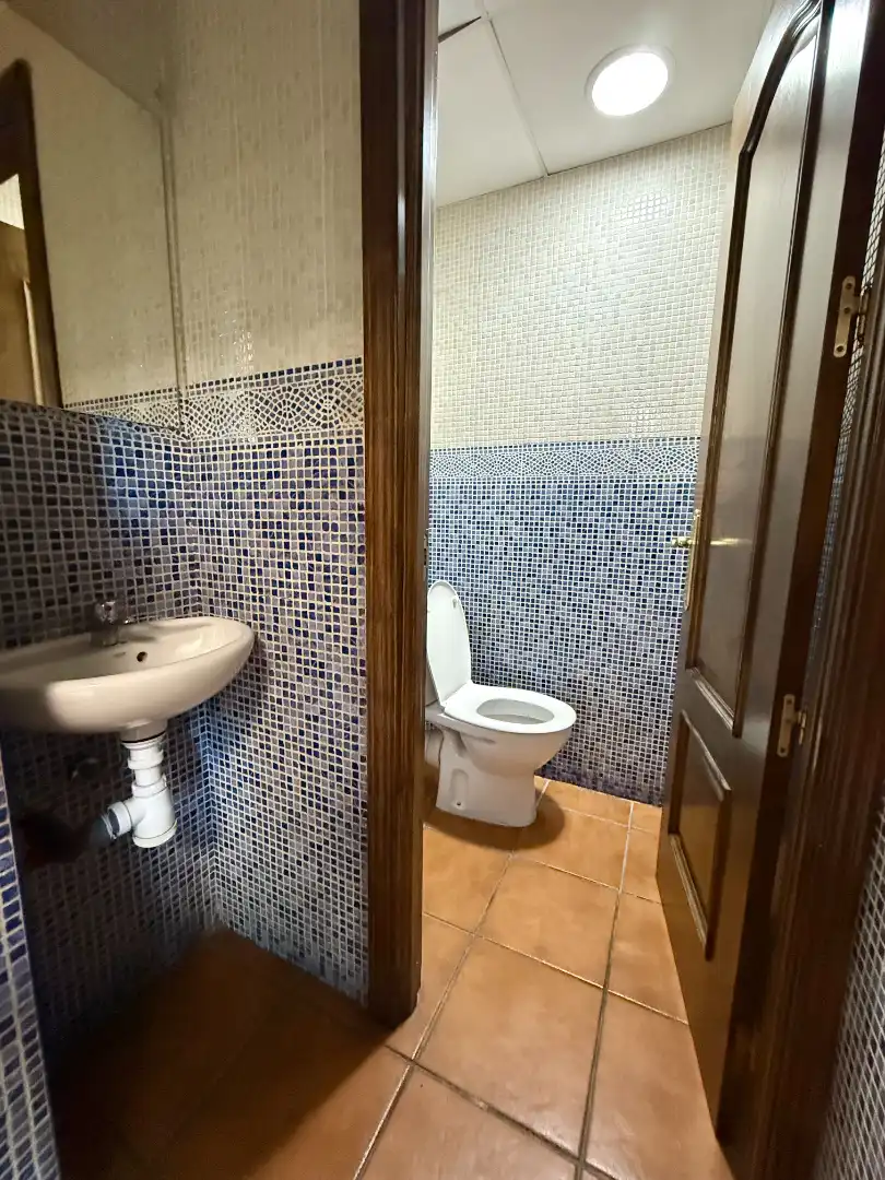 Baño de Local de alquiler en Valdemoro con Aire acondicionado, Terraza y Amueblado