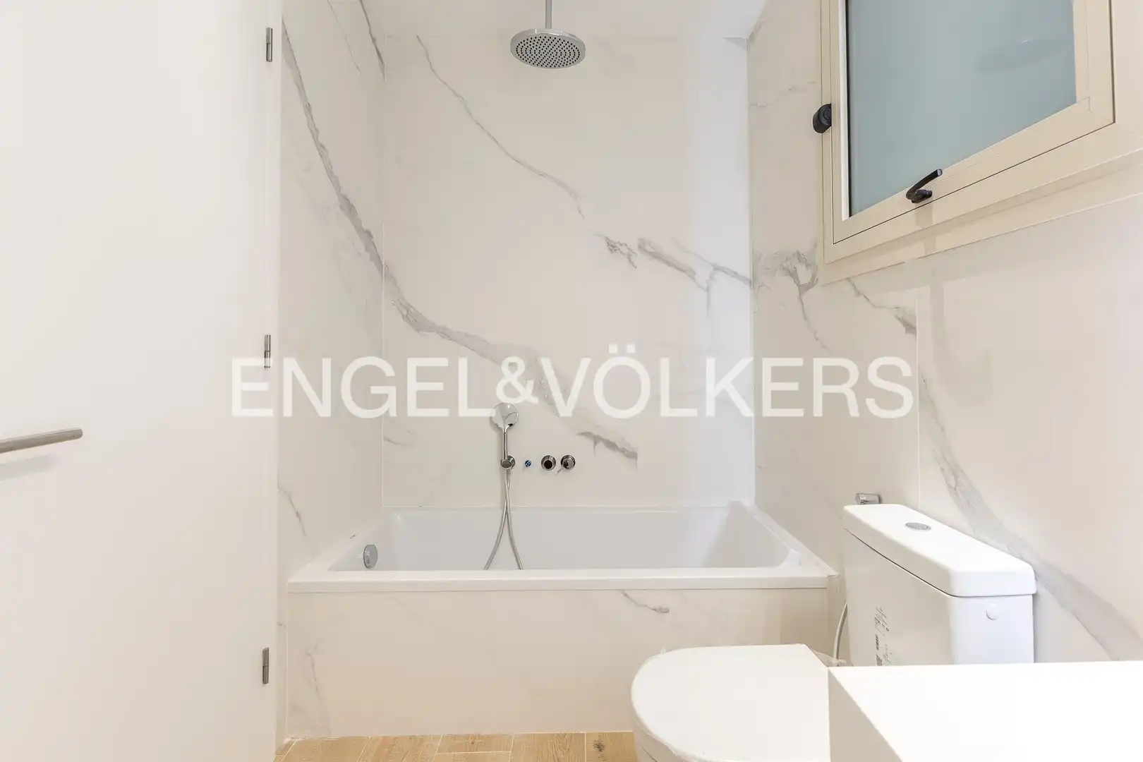 Baño de Piso de alquiler en Barcelona con Aire acondicionado, Calefacción y Parquet