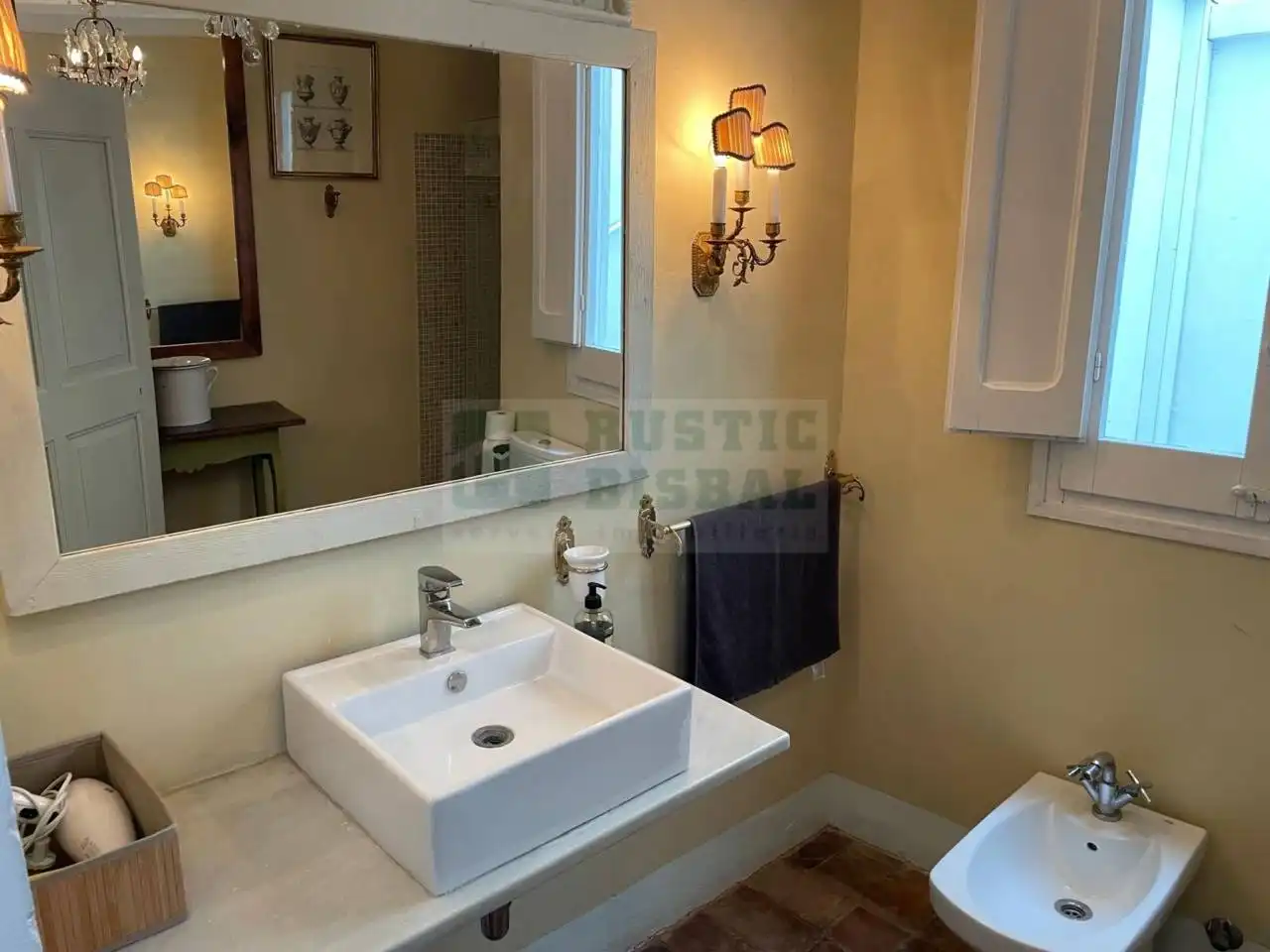 Badezimmer von Country house zur Miete in Navata mit Klimaanlage, Heizung und Privatgarten