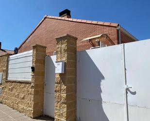 Vista exterior de Casa adosada en venda en Pioz amb Terrassa