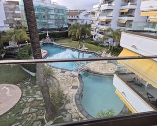 Piscina de Pis de lloguer en Sitges amb Jardí privat, Terrassa i Balcó