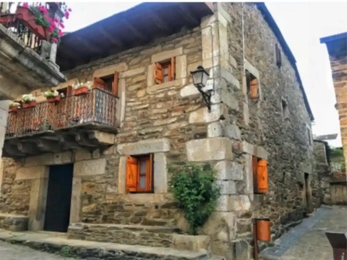 Vista exterior de Casa adosada en venda en Puebla de Sanabria, Zamora