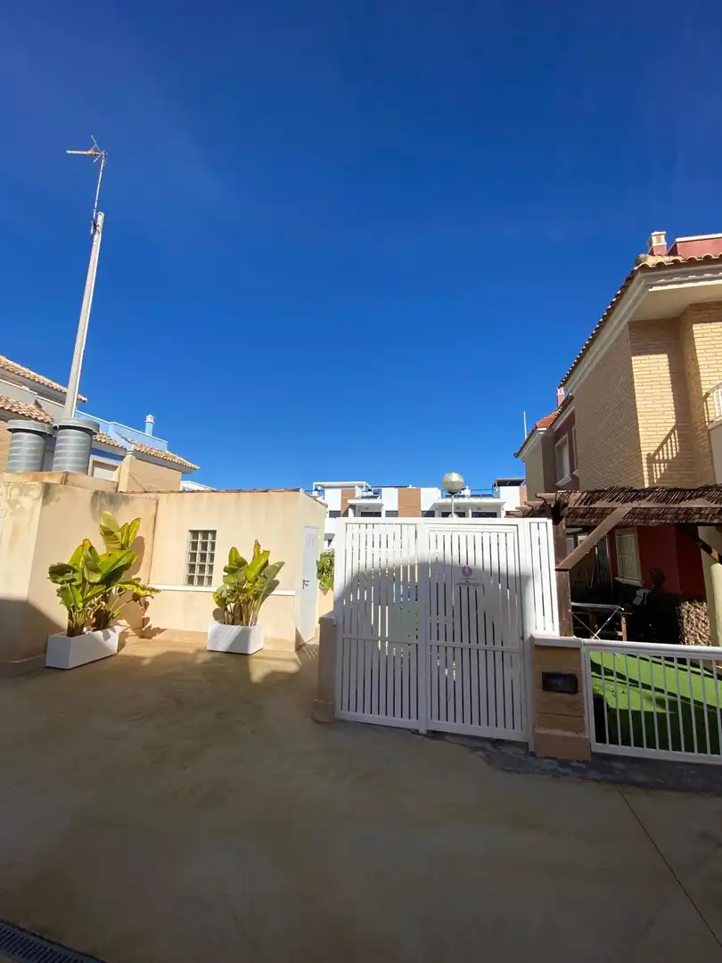 Vista exterior de Planta baixa en venda en Pilar de la Horadada amb Terrassa, Piscina i Piscina comunitària