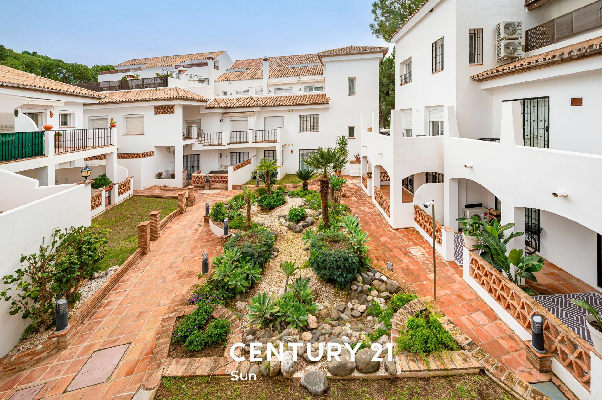 Vista exterior de Apartamento en venta en Marbella con Aire acondicionado, Terraza y Piscina comunitaria