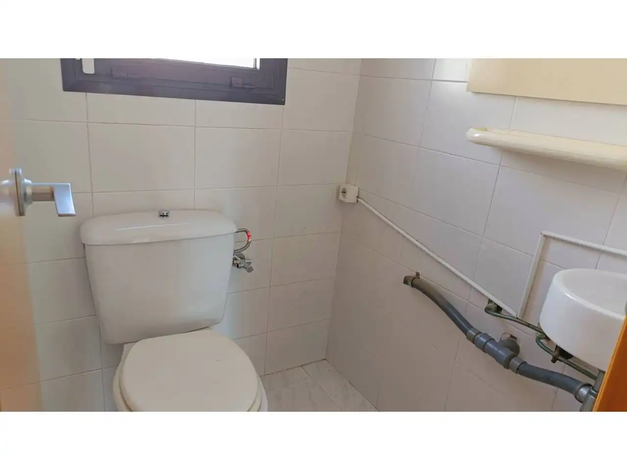 Bathroom of Flat for sale in L'Escala  with Terrace, Furnished and Community pool