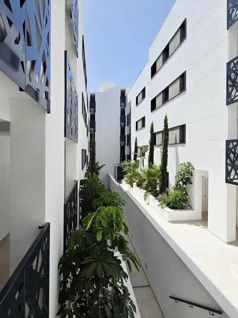 Vista exterior de Àtic de lloguer en Estepona amb Aire condicionat, Terrassa i Piscina