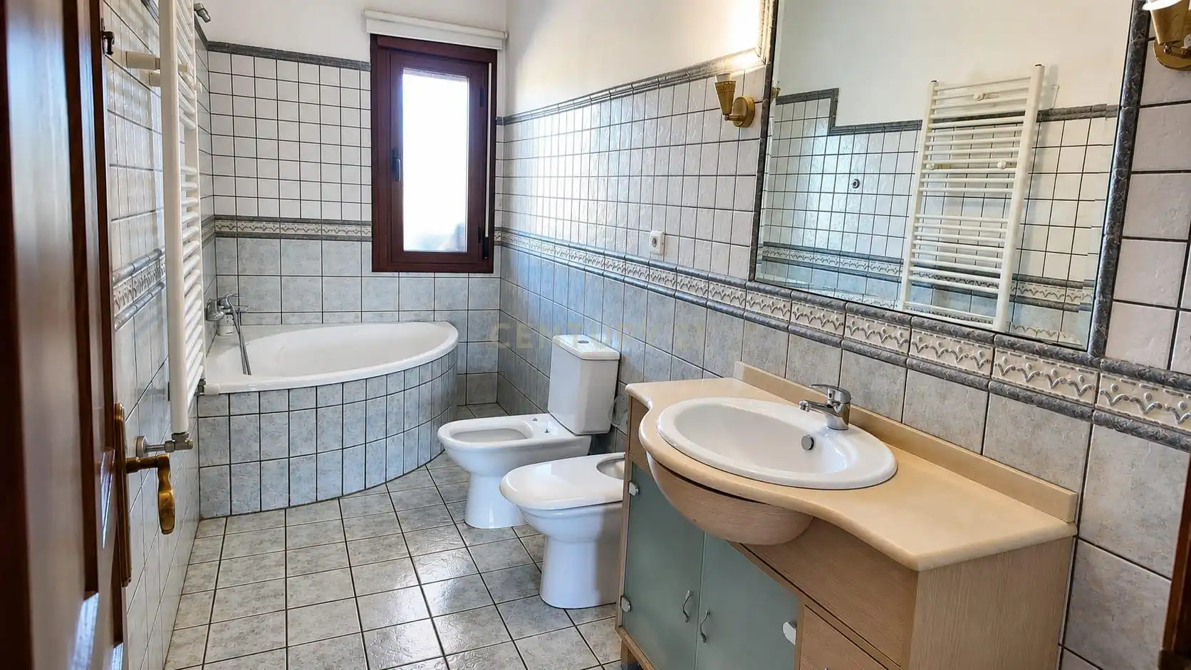 Bathroom of Houses for sale in Herrera de Alcántara  with Air Conditioner, Swimming Pool and Balcony