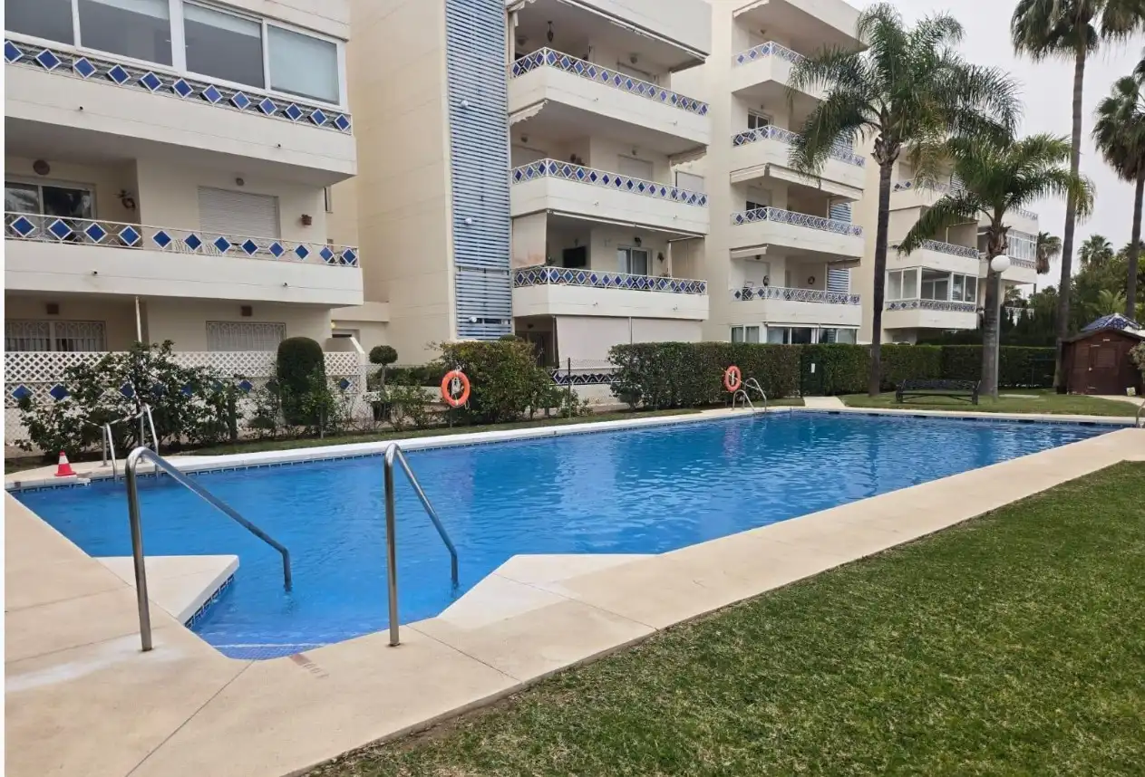 Piscina de Apartament en venda en Marbella amb Aire condicionat, Jardí privat i Terrassa