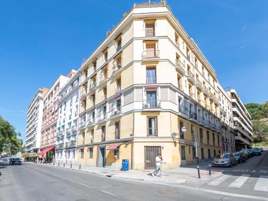 Vista exterior de Planta baja en venta en Madrid con Calefacción y Amueblado