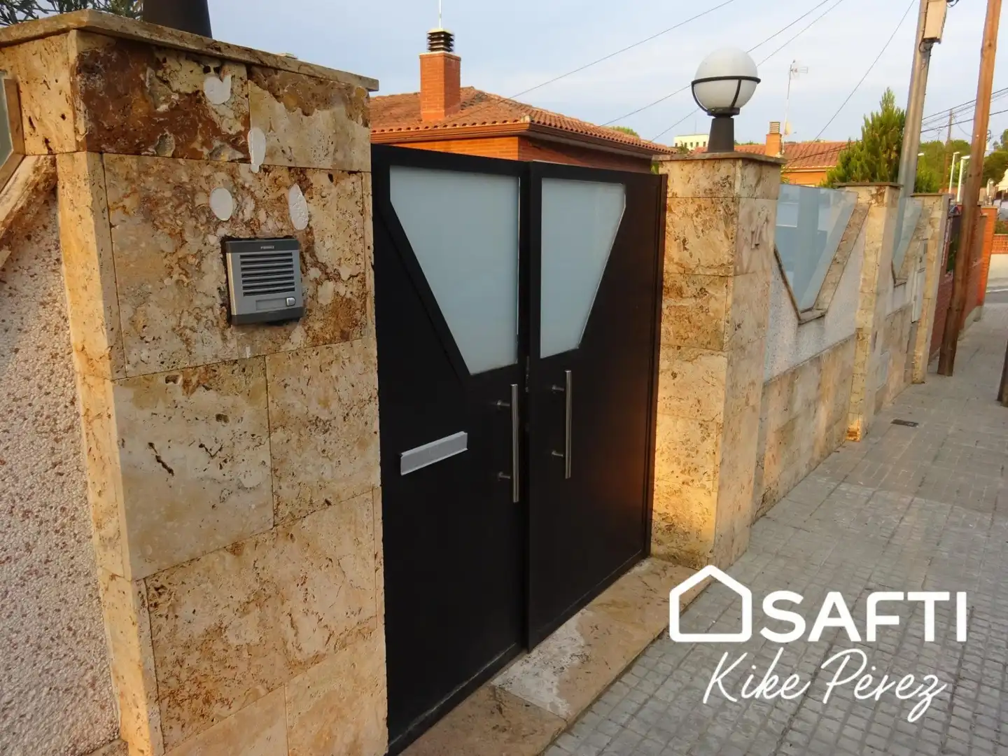 Vista exterior de Casa o xalet en venda en Rubí amb Terrassa, Piscina i Moblat