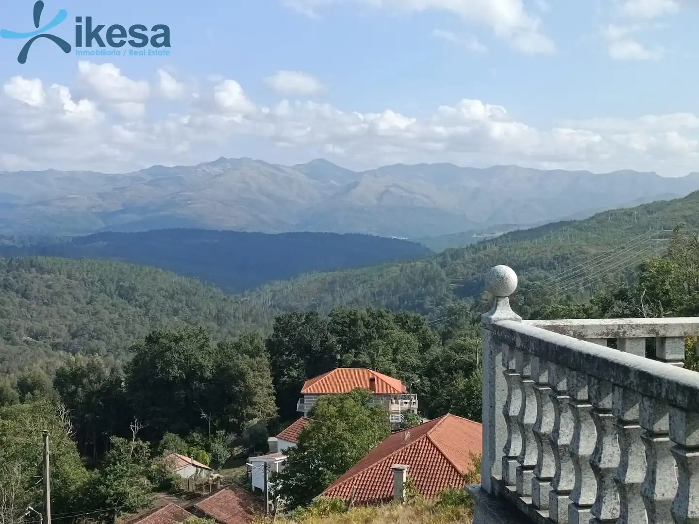 Vista exterior de Casa o xalet en venda en Entrimo amb Jardí privat