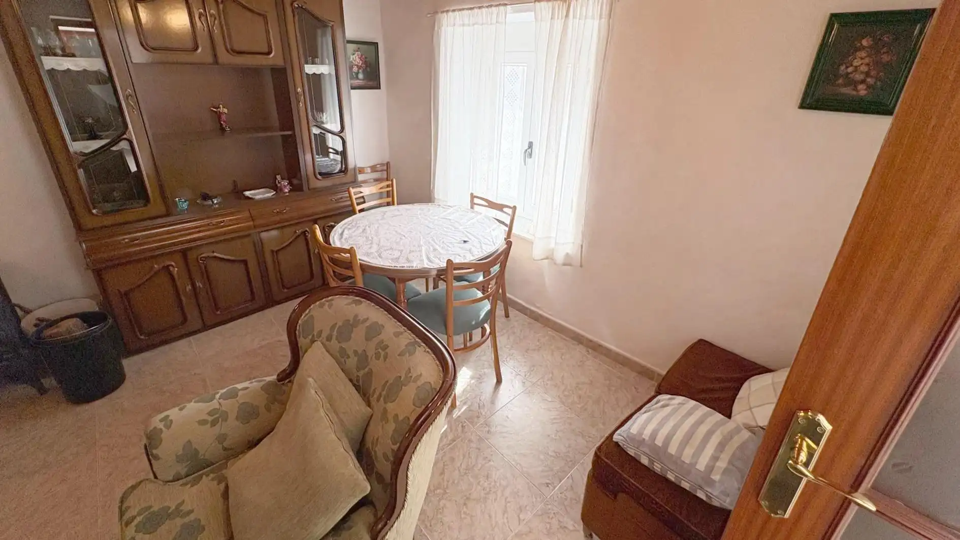 Sala d'estar de Casa o xalet en venda en Pedrosillo de los Aires amb Calefacció i Moblat