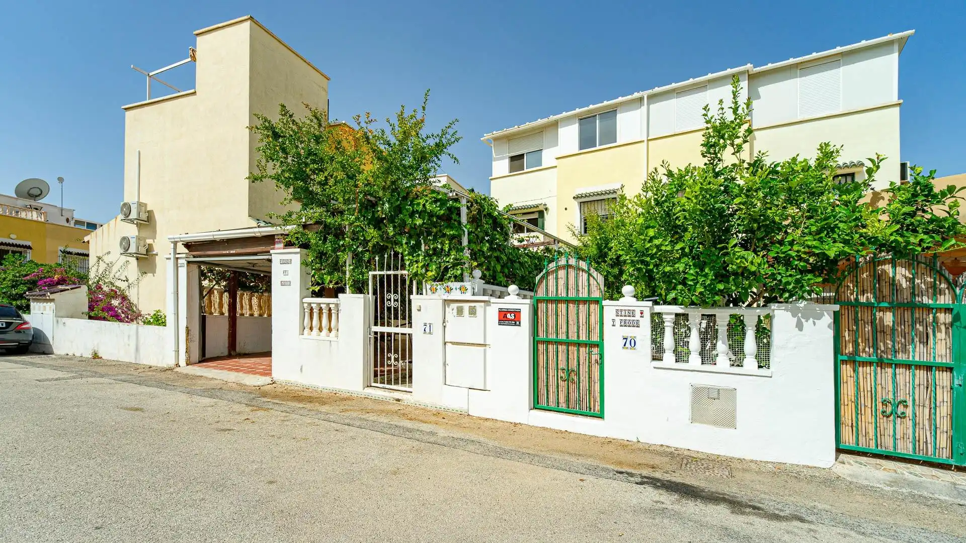 Vista exterior de Casa adosada en venta en Orihuela con Aire acondicionado, Calefacción y Jardín privado