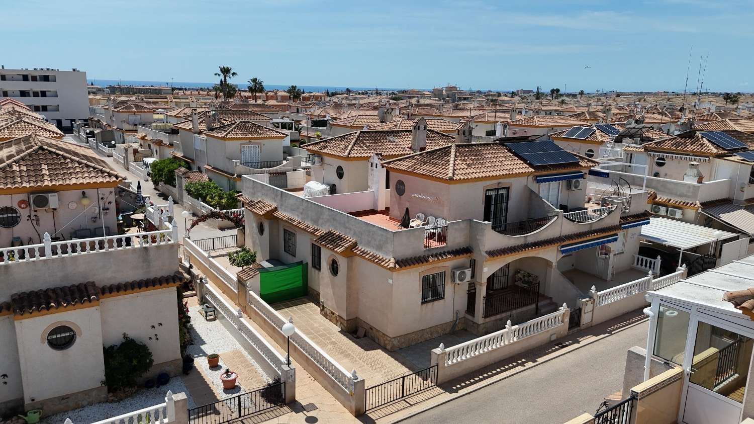 Vista exterior de Casa o xalet en venda en Orihuela amb Aire condicionat, Piscina i Moblat