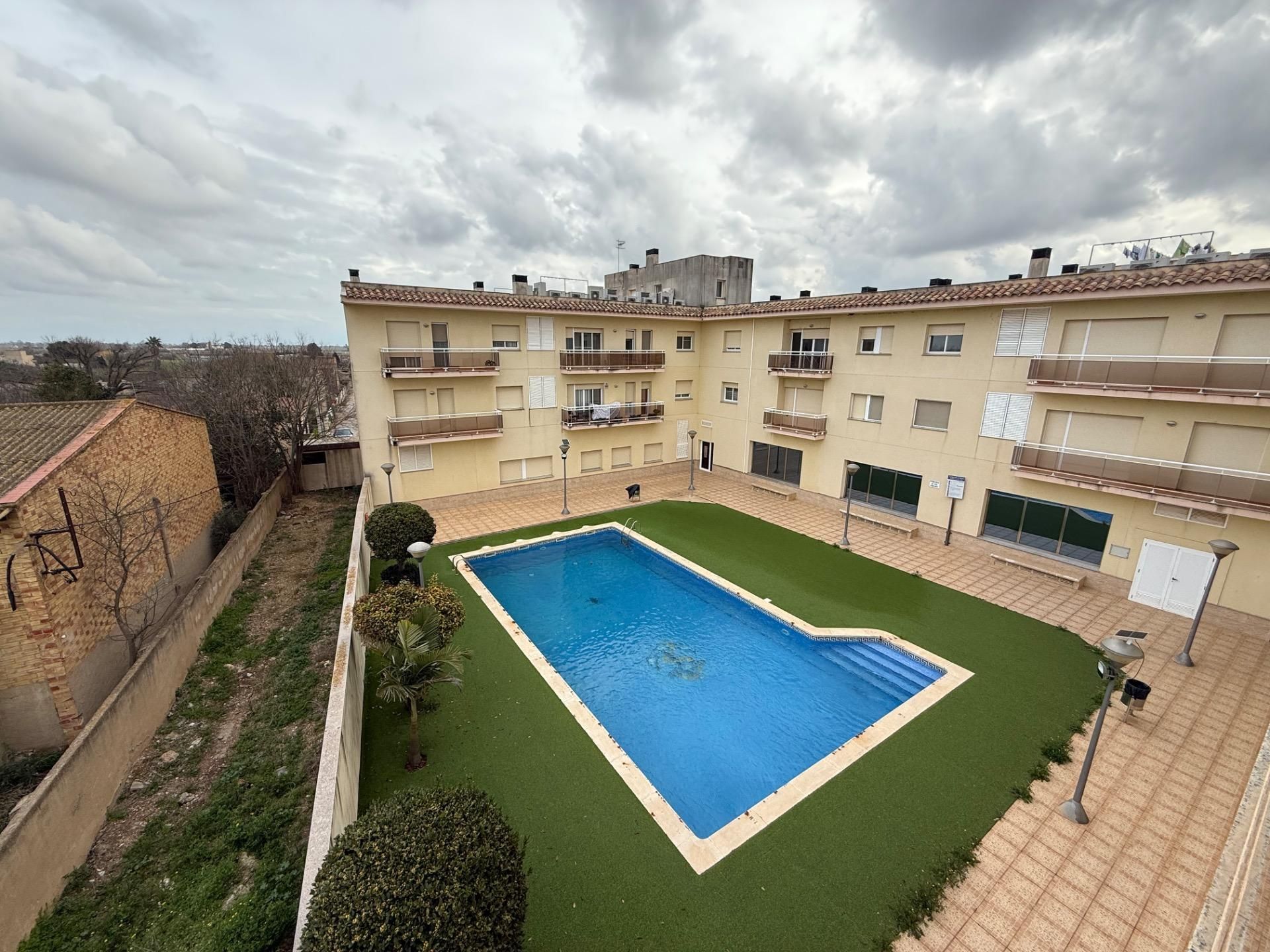 Piscina de Apartament en venda en L'Aldea amb Aire condicionat, Calefacció i Jardí privat