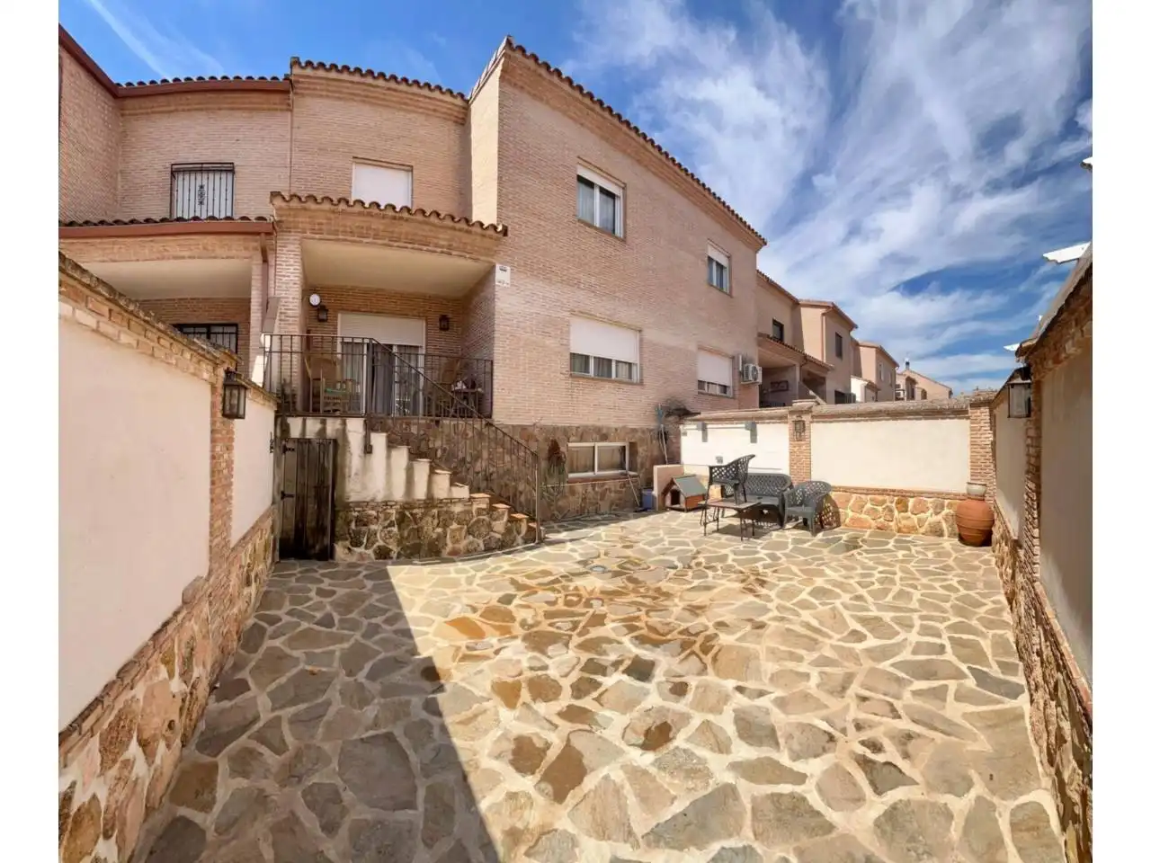 Vista exterior de Casa adosada en venda en Illescas amb Aire condicionat, Calefacció i Jardí privat