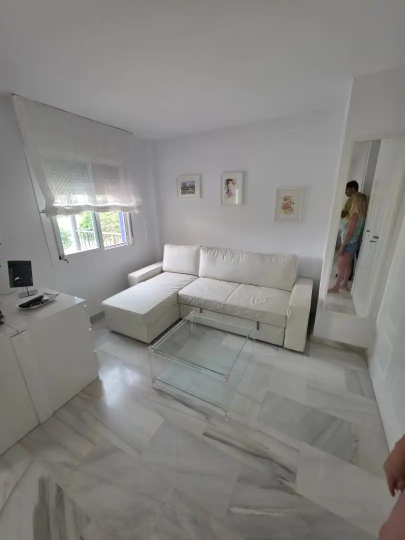 Sala d'estar de Casa adosada de lloguer en Marbella amb Aire condicionat, Calefacció i Jardí privat