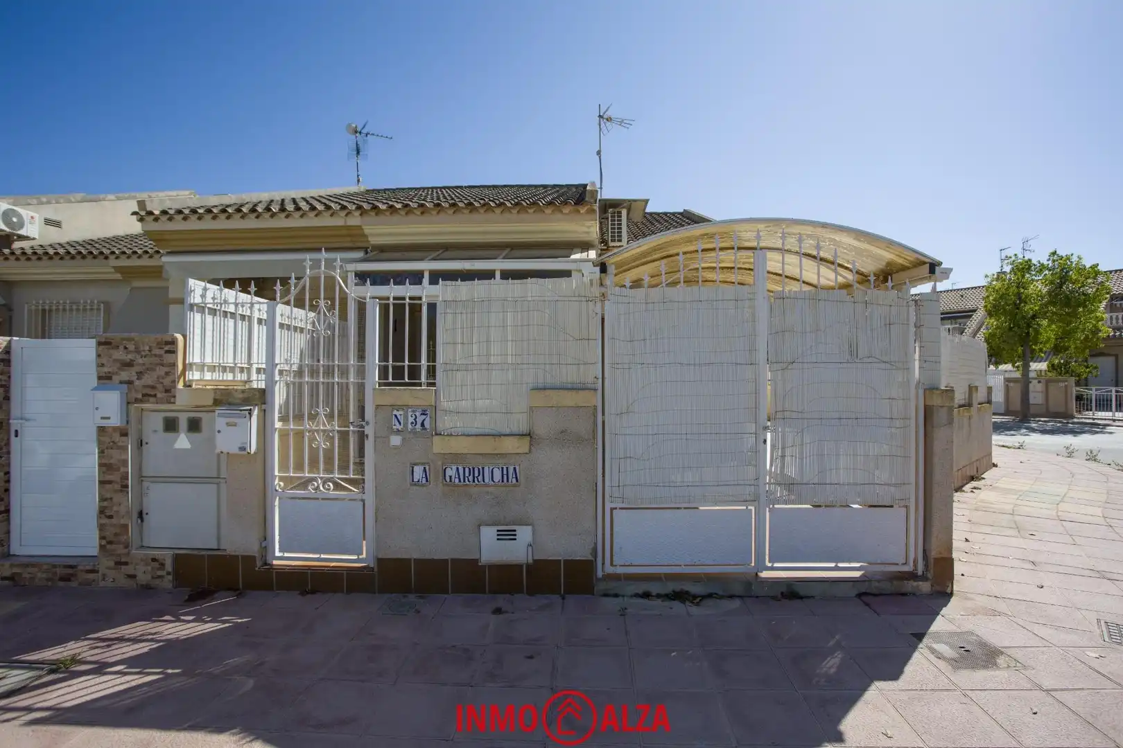 Außenansicht von Einfamilien-Reihenhaus zum Verkauf in Los Alcázares mit Privatgarten, Terrasse und Abstellraum