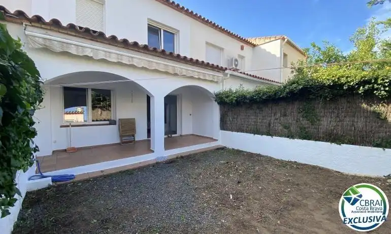 Vista exterior de Casa o xalet en venda en Roses amb Calefacció, Jardí privat i Terrassa