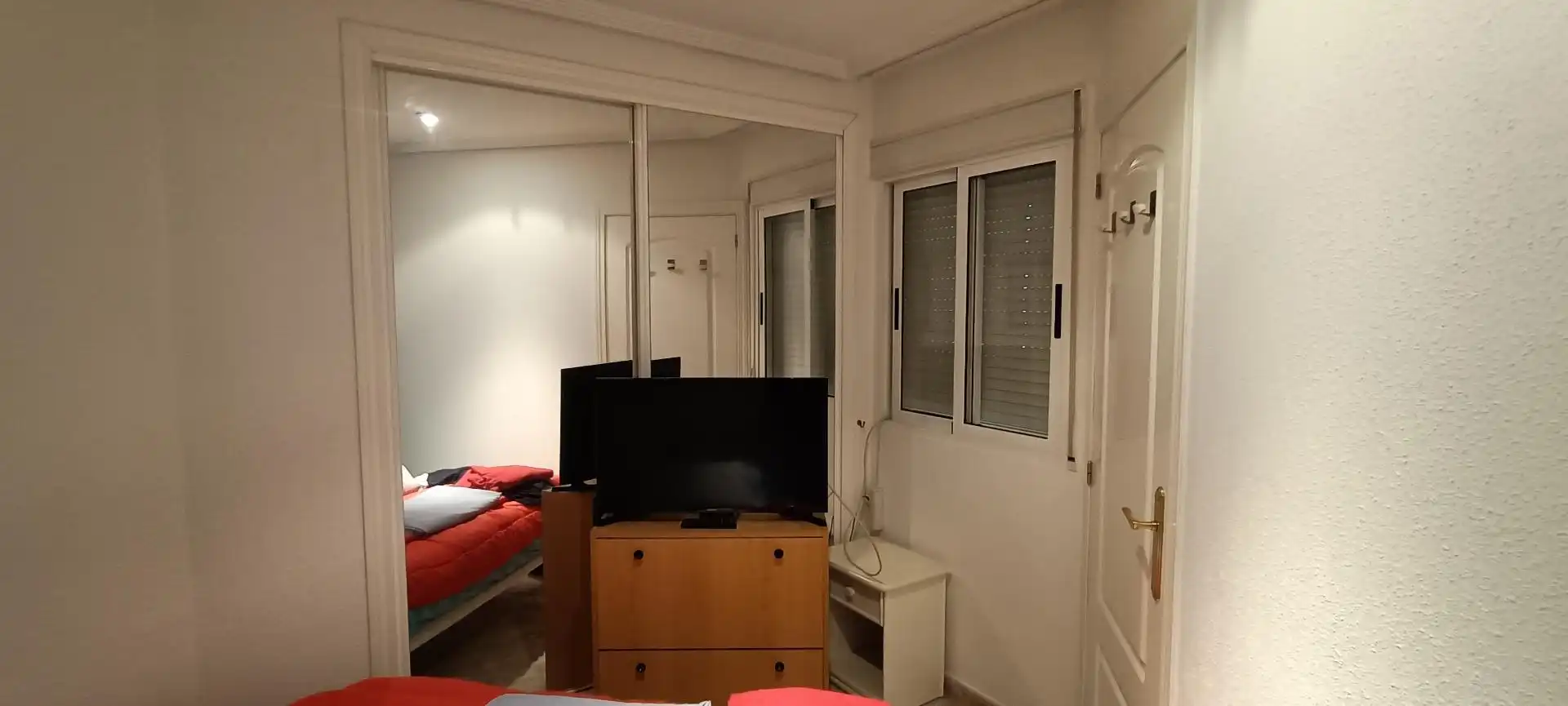 Habitación de Apartamento en venta en Benidorm con Jardín privado, Amueblado y Piscina comunitaria